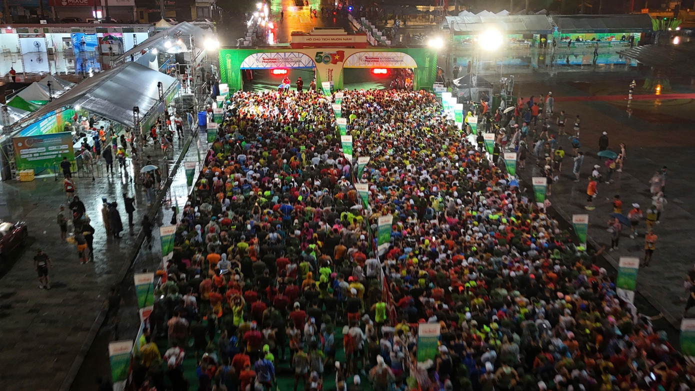 Tinh thần 'vượt nắng thắng mưa' trên đường chạy Tiền Phong Marathon ảnh 31 Tinh thần 'vượt nắng thắng mưa' trên đường chạy Tiền Phong Marathon ảnh 31