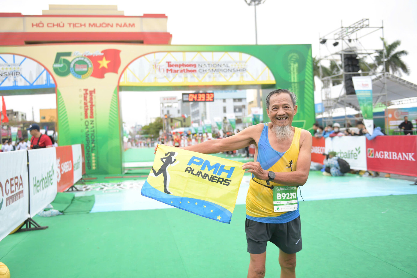 Tinh thần 'vượt nắng thắng mưa' trên đường chạy Tiền Phong Marathon ảnh 136 Tinh thần 'vượt nắng thắng mưa' trên đường chạy Tiền Phong Marathon ảnh 136
