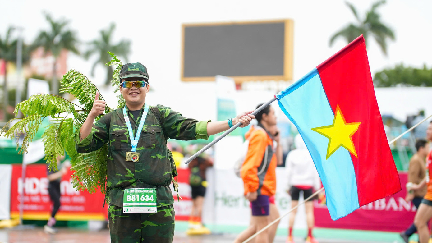 Tinh thần 'vượt nắng thắng mưa' trên đường chạy Tiền Phong Marathon ảnh 135 Tinh thần 'vượt nắng thắng mưa' trên đường chạy Tiền Phong Marathon ảnh 135
