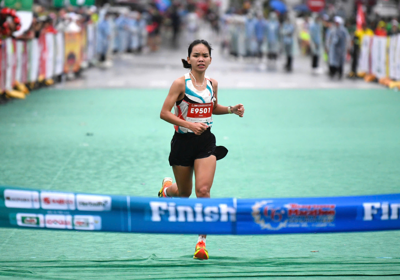 Tinh thần 'vượt nắng thắng mưa' trên đường chạy Tiền Phong Marathon ảnh 104 Tinh thần 'vượt nắng thắng mưa' trên đường chạy Tiền Phong Marathon ảnh 104