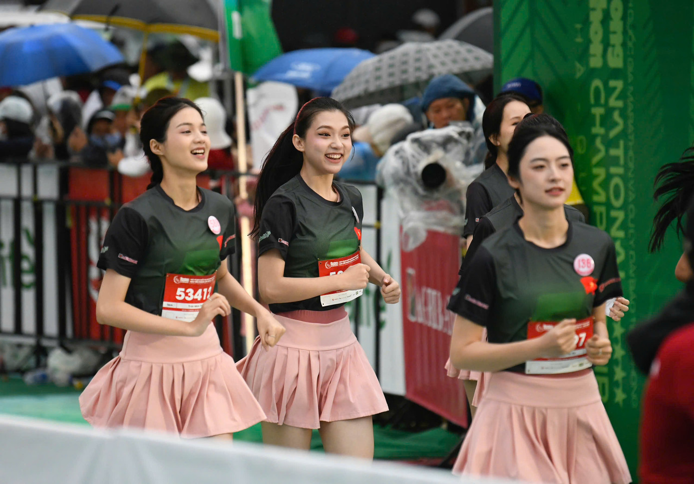 Tinh thần 'vượt nắng thắng mưa' trên đường chạy Tiền Phong Marathon ảnh 116 Tinh thần 'vượt nắng thắng mưa' trên đường chạy Tiền Phong Marathon ảnh 116