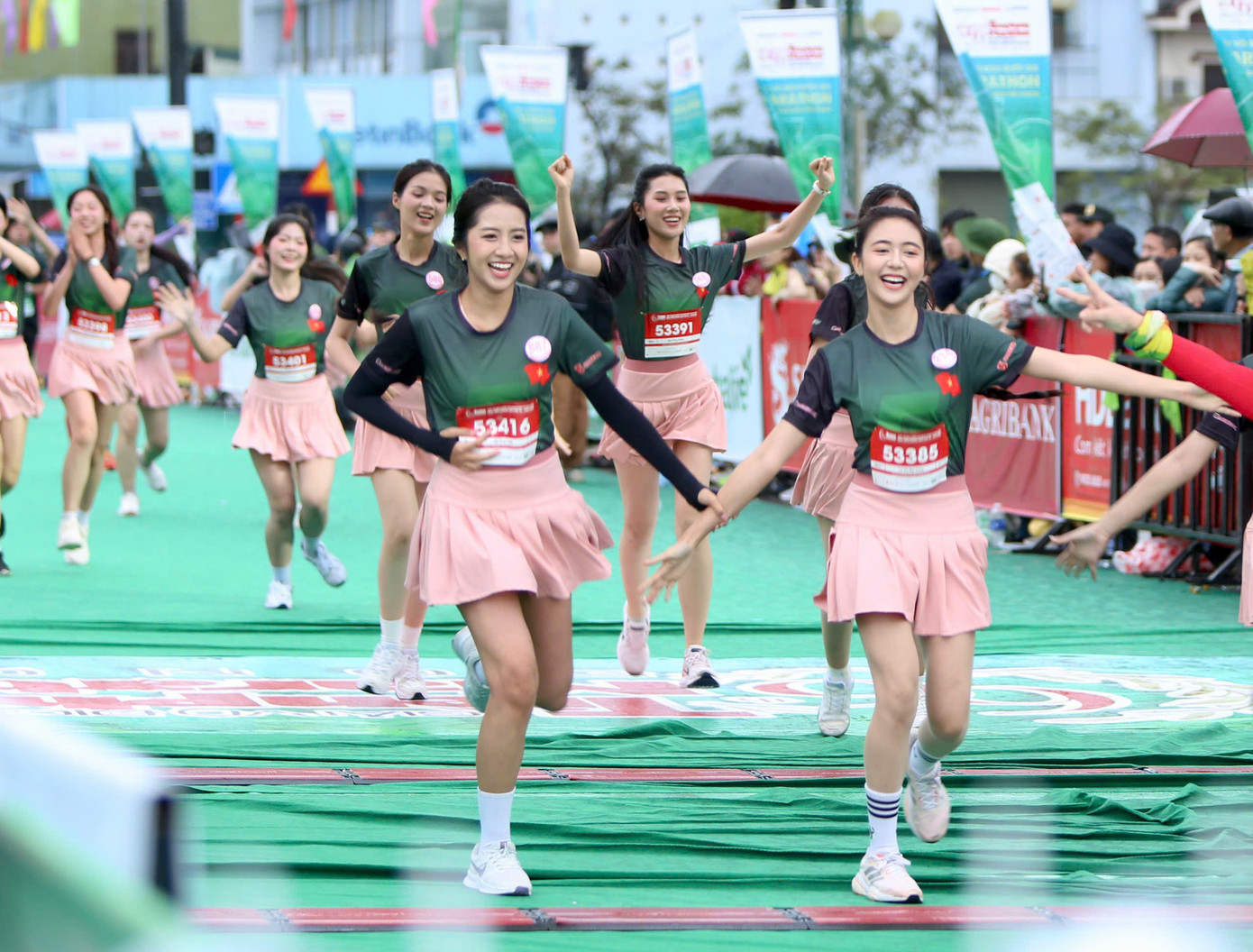 Tinh thần 'vượt nắng thắng mưa' trên đường chạy Tiền Phong Marathon ảnh 120 Tinh thần 'vượt nắng thắng mưa' trên đường chạy Tiền Phong Marathon ảnh 120