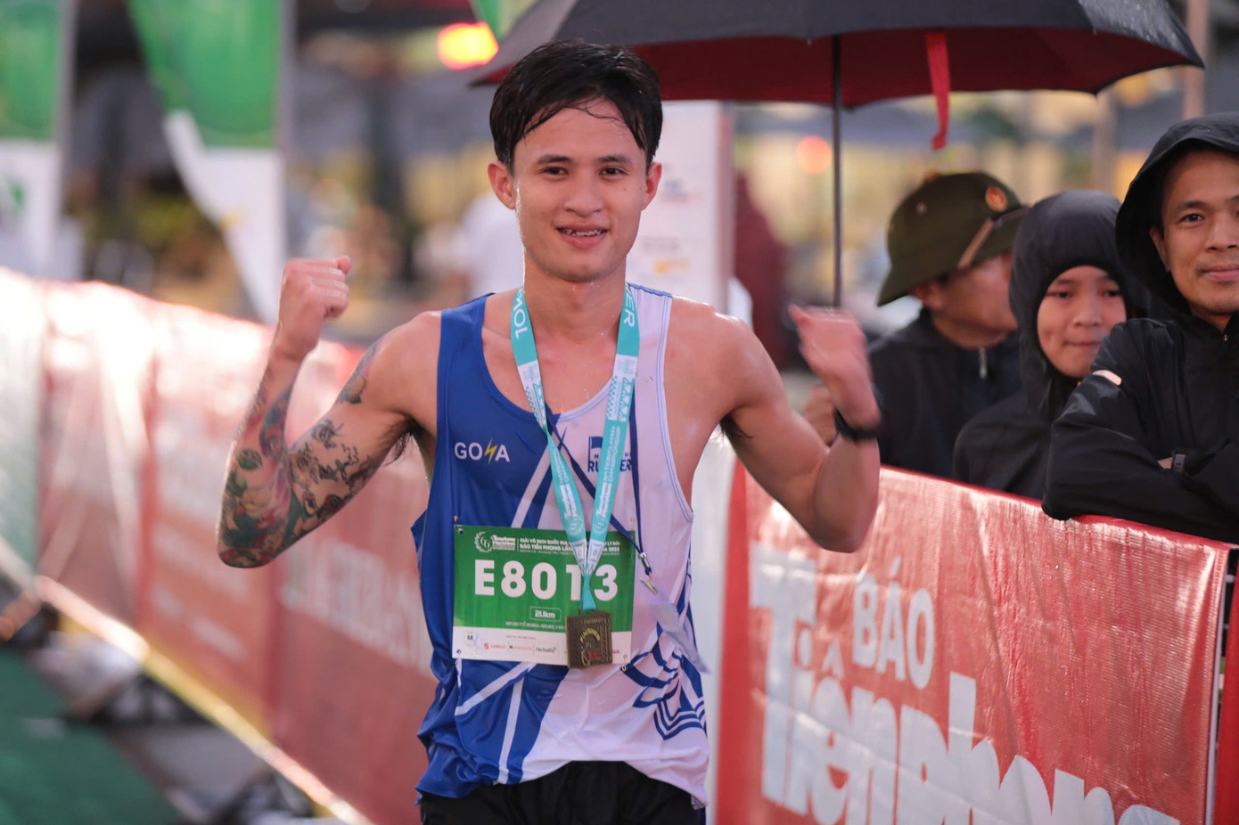 Tinh thần 'vượt nắng thắng mưa' trên đường chạy Tiền Phong Marathon ảnh 64 Tinh thần 'vượt nắng thắng mưa' trên đường chạy Tiền Phong Marathon ảnh 64