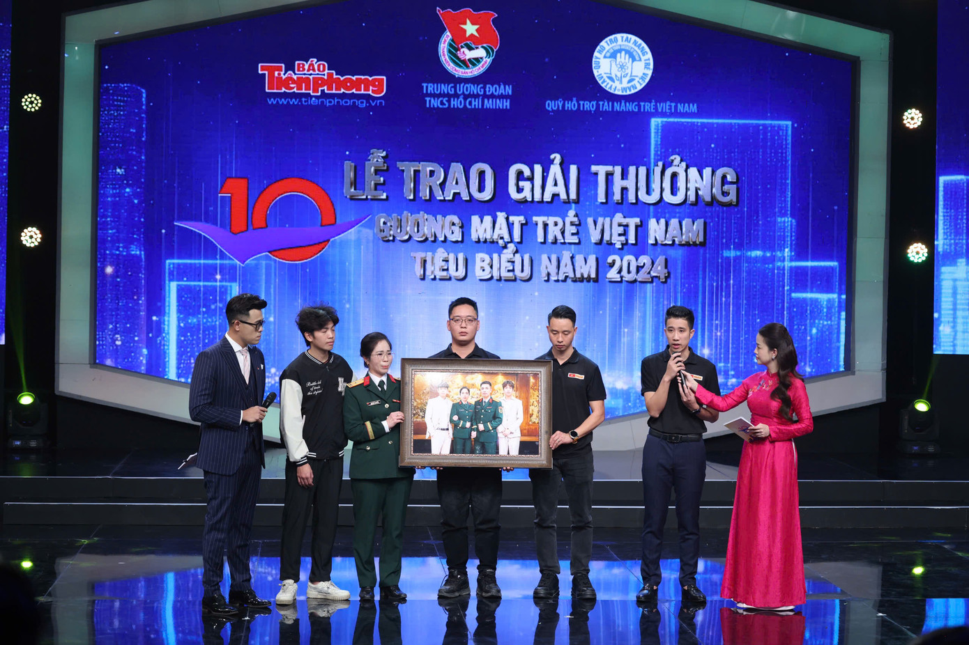 Giải thưởng Gương mặt trẻ Việt Nam tiêu biểu: Tô thắm thêm lịch sử văn hiến, hào hùng của dân tộc ảnh 22 Giải thưởng Gương mặt trẻ Việt Nam tiêu biểu: Tô thắm thêm lịch sử văn hiến, hào hùng của dân tộc ảnh 22