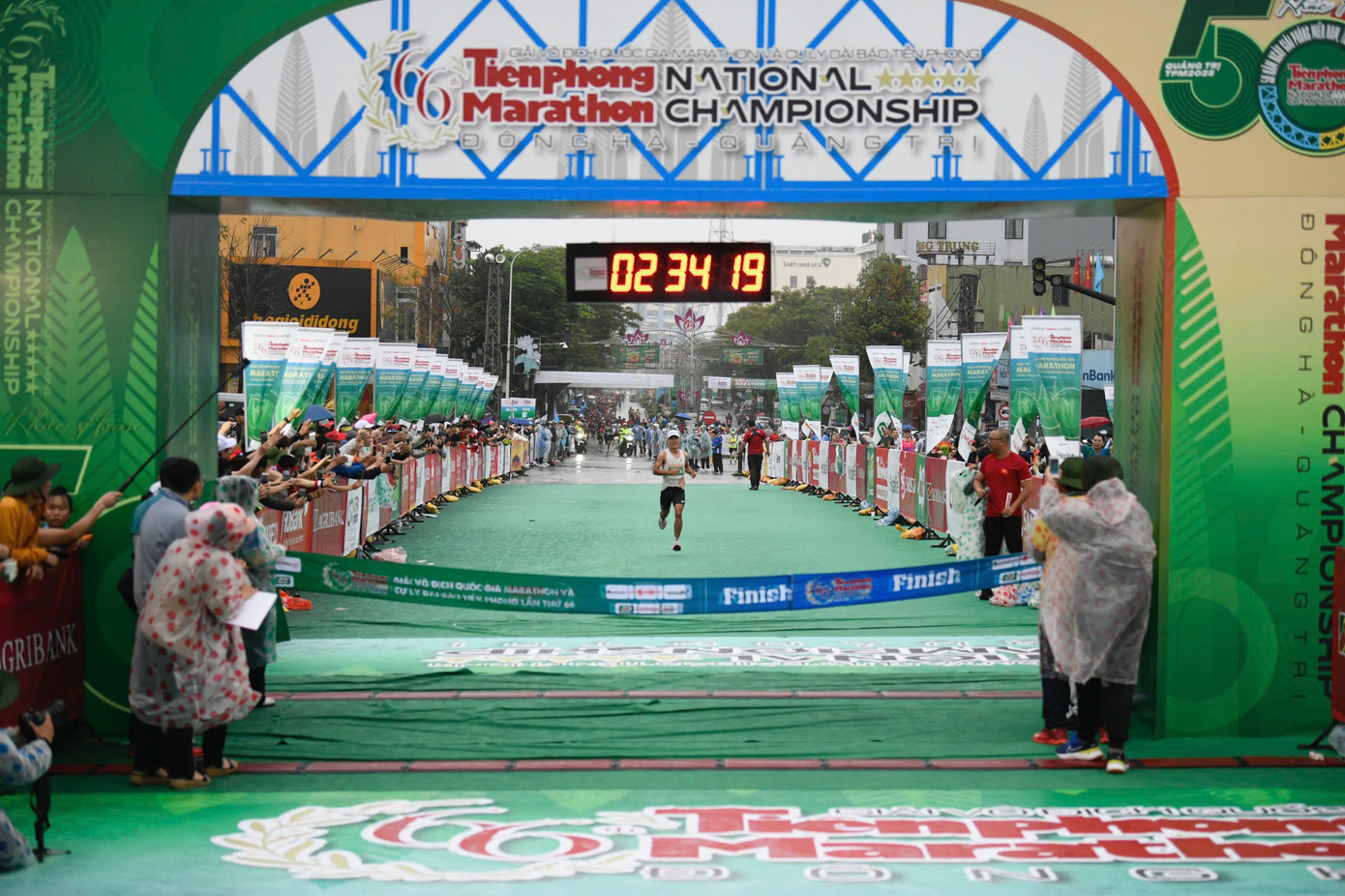 Tinh thần 'vượt nắng thắng mưa' trên đường chạy Tiền Phong Marathon ảnh 101 Tinh thần 'vượt nắng thắng mưa' trên đường chạy Tiền Phong Marathon ảnh 101