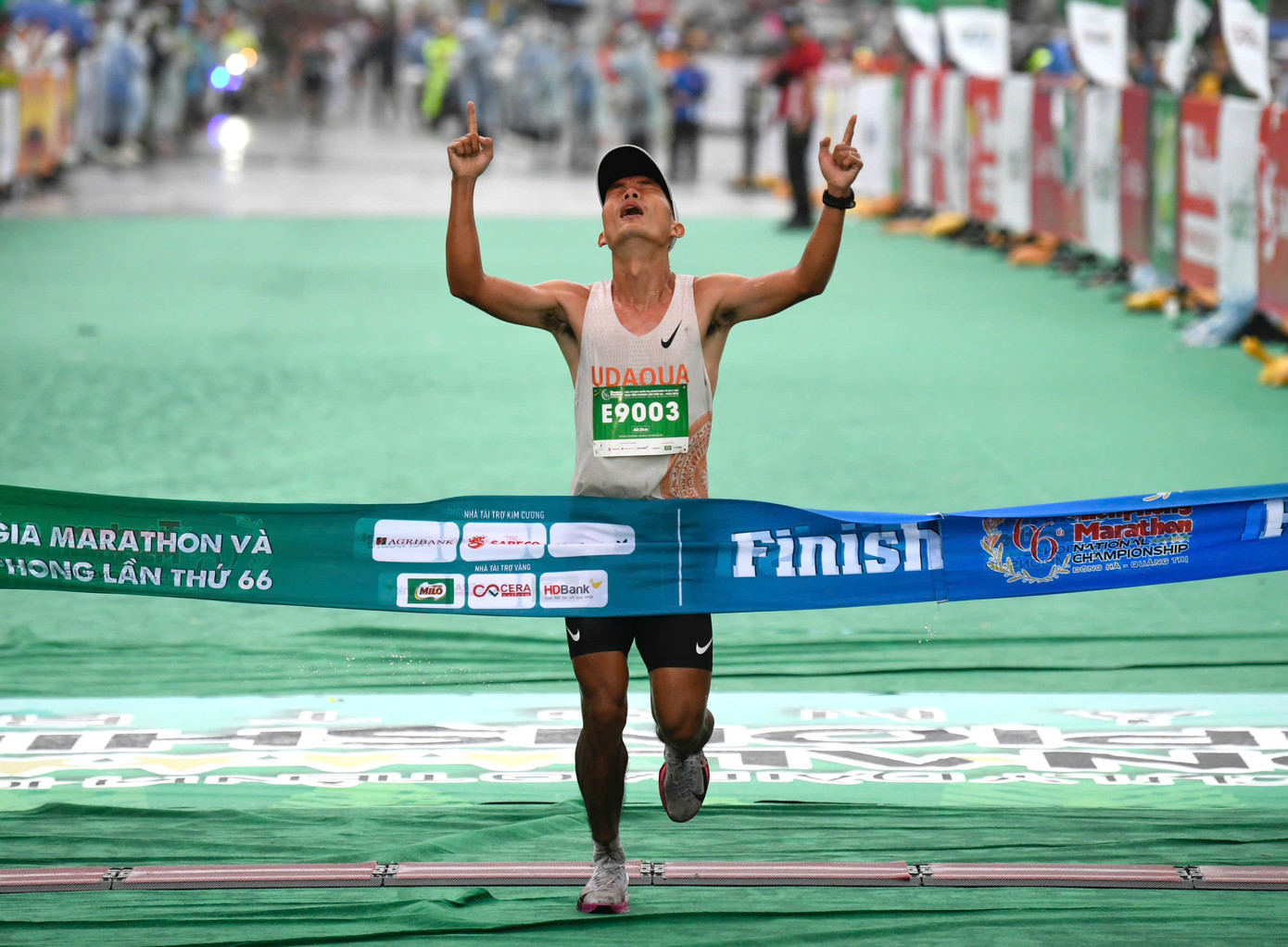 Tinh thần 'vượt nắng thắng mưa' trên đường chạy Tiền Phong Marathon ảnh 102 Tinh thần 'vượt nắng thắng mưa' trên đường chạy Tiền Phong Marathon ảnh 102