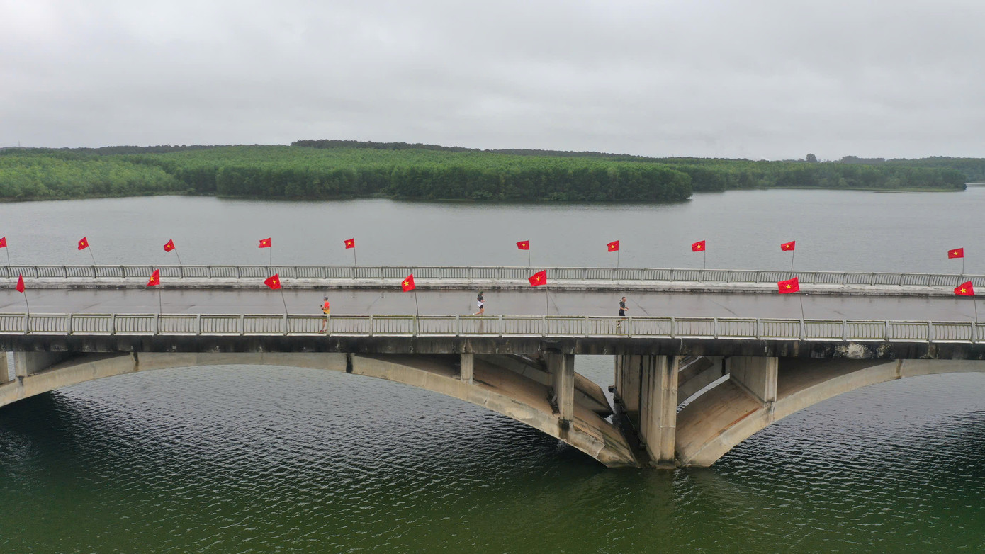 Tinh thần 'vượt nắng thắng mưa' trên đường chạy Tiền Phong Marathon ảnh 124 Tinh thần 'vượt nắng thắng mưa' trên đường chạy Tiền Phong Marathon ảnh 124