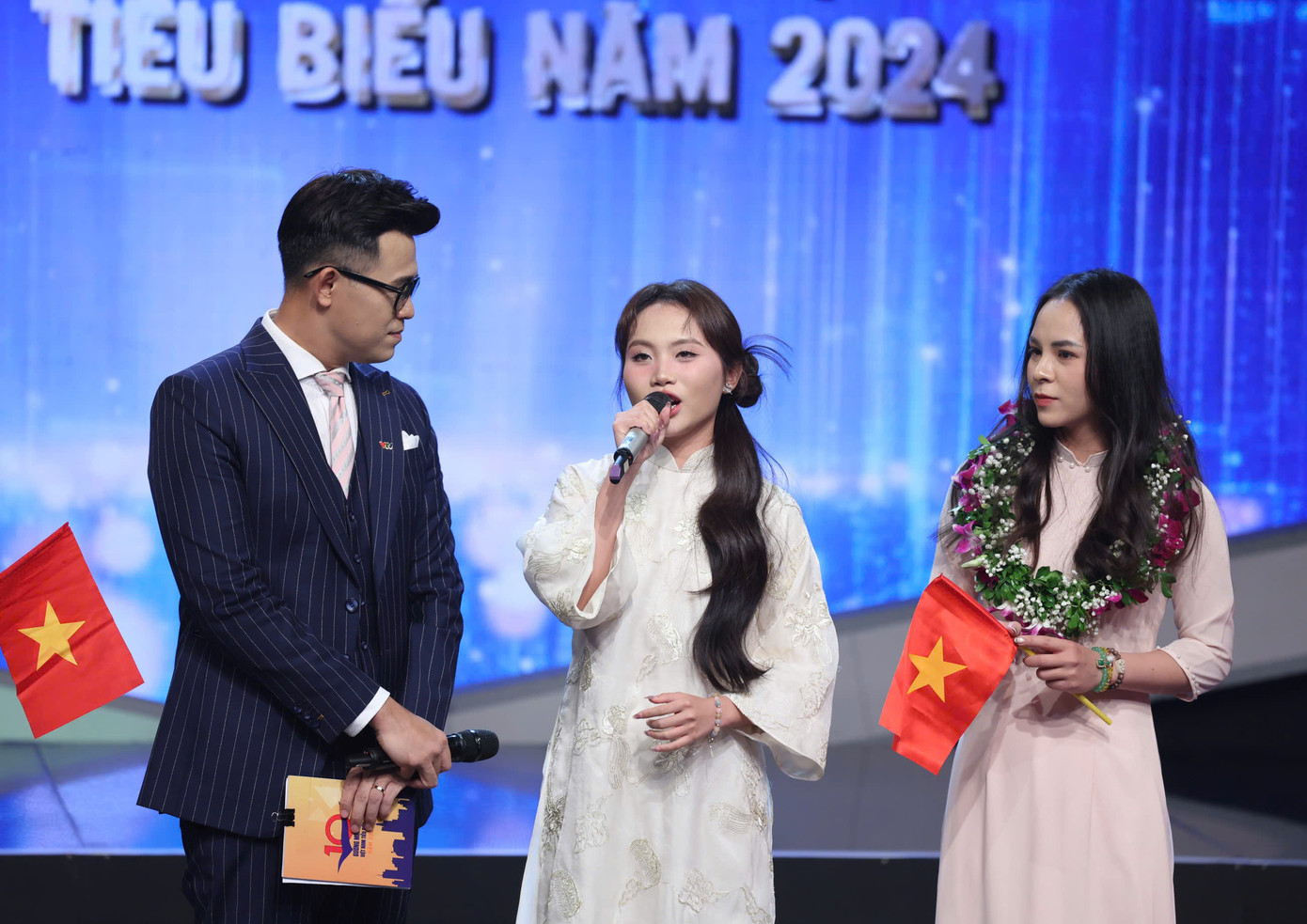 Ca sĩ Phương Mỹ Chi. Ca sĩ Phương Mỹ Chi.