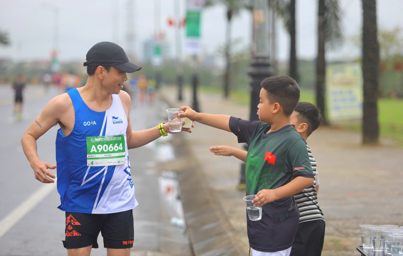Tinh thần 'vượt nắng thắng mưa' trên đường chạy Tiền Phong Marathon ảnh 140 Tinh thần 'vượt nắng thắng mưa' trên đường chạy Tiền Phong Marathon ảnh 140