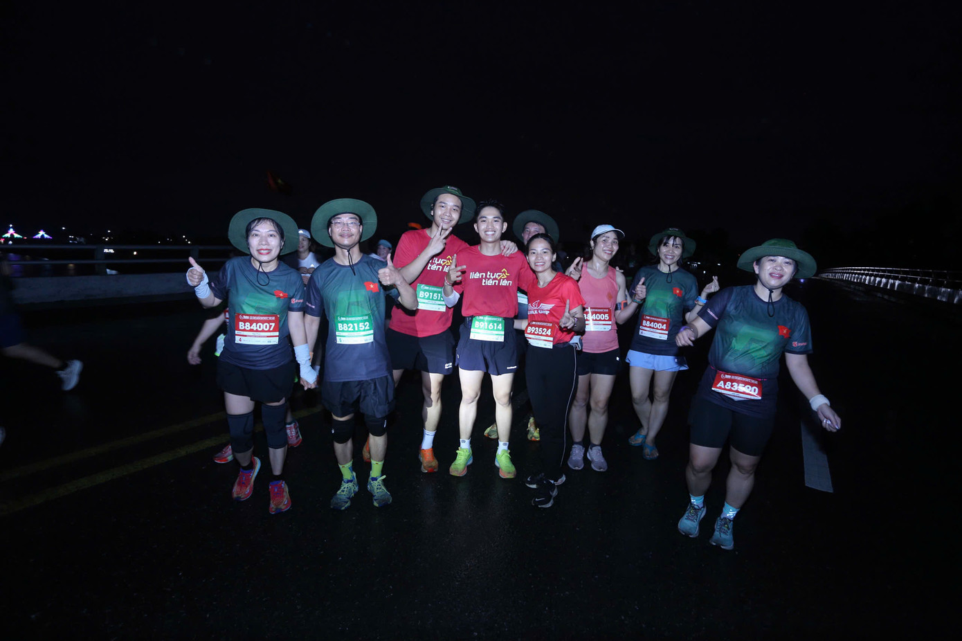 Tinh thần 'vượt nắng thắng mưa' trên đường chạy Tiền Phong Marathon ảnh 57 Tinh thần 'vượt nắng thắng mưa' trên đường chạy Tiền Phong Marathon ảnh 57