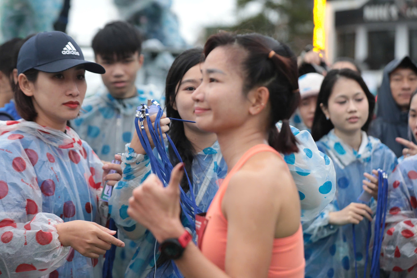 Tinh thần 'vượt nắng thắng mưa' trên đường chạy Tiền Phong Marathon ảnh 87 Tinh thần 'vượt nắng thắng mưa' trên đường chạy Tiền Phong Marathon ảnh 87