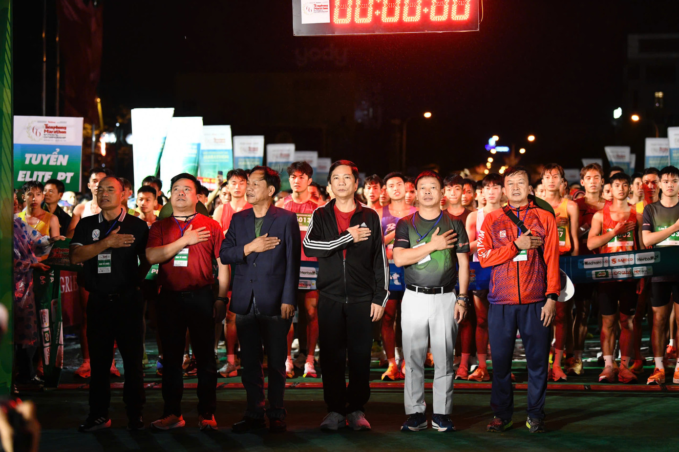 Tinh thần 'vượt nắng thắng mưa' trên đường chạy Tiền Phong Marathon ảnh 22 Tinh thần 'vượt nắng thắng mưa' trên đường chạy Tiền Phong Marathon ảnh 22