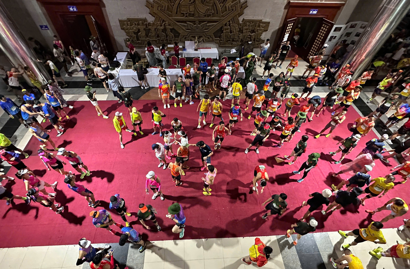 Tinh thần 'vượt nắng thắng mưa' trên đường chạy Tiền Phong Marathon ảnh 8 Tinh thần 'vượt nắng thắng mưa' trên đường chạy Tiền Phong Marathon ảnh 8