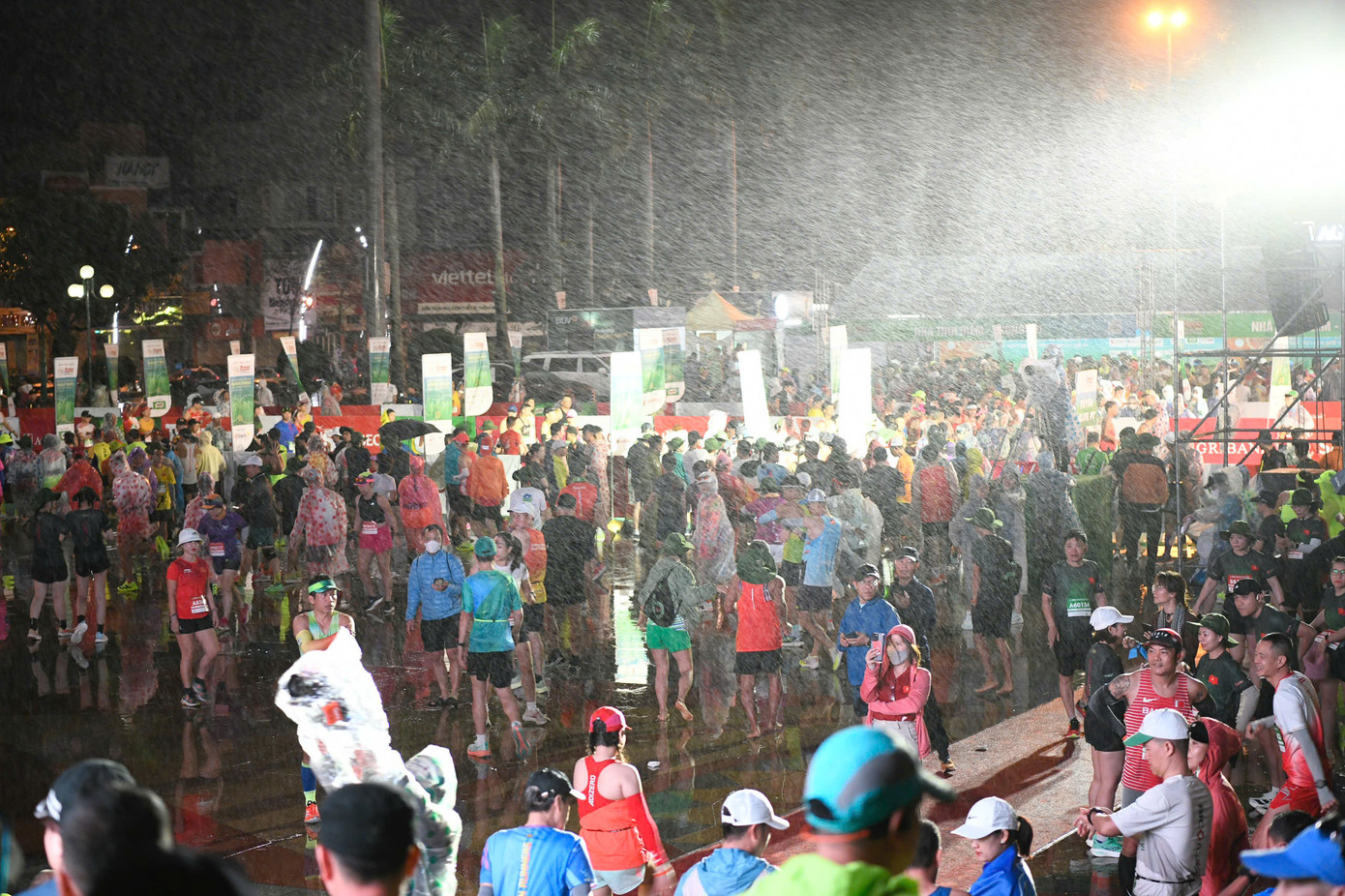 Tinh thần 'vượt nắng thắng mưa' trên đường chạy Tiền Phong Marathon ảnh 20 Tinh thần 'vượt nắng thắng mưa' trên đường chạy Tiền Phong Marathon ảnh 20