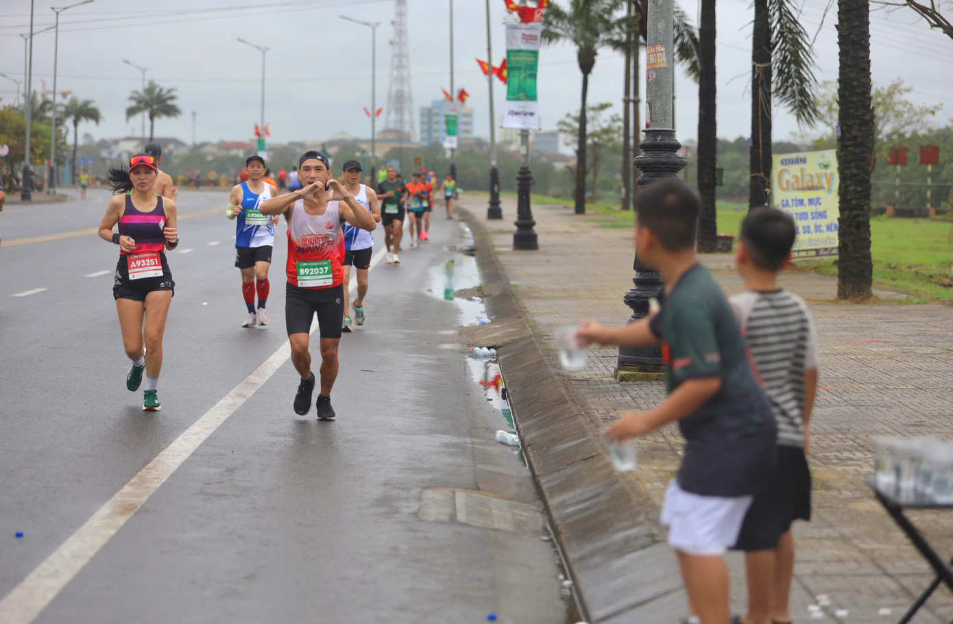 Tinh thần 'vượt nắng thắng mưa' trên đường chạy Tiền Phong Marathon ảnh 141 Tinh thần 'vượt nắng thắng mưa' trên đường chạy Tiền Phong Marathon ảnh 141