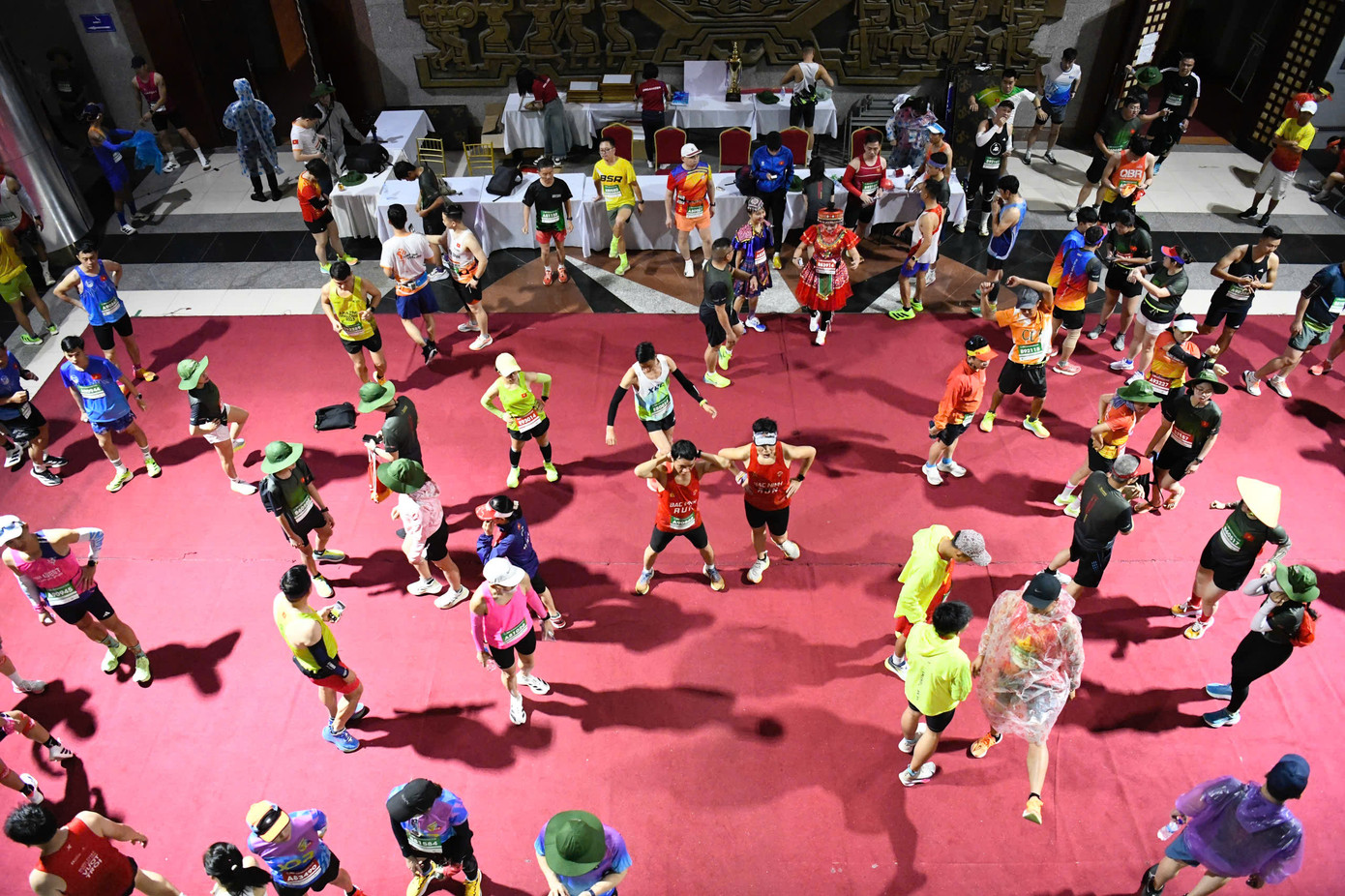 Tinh thần 'vượt nắng thắng mưa' trên đường chạy Tiền Phong Marathon ảnh 9 Tinh thần 'vượt nắng thắng mưa' trên đường chạy Tiền Phong Marathon ảnh 9