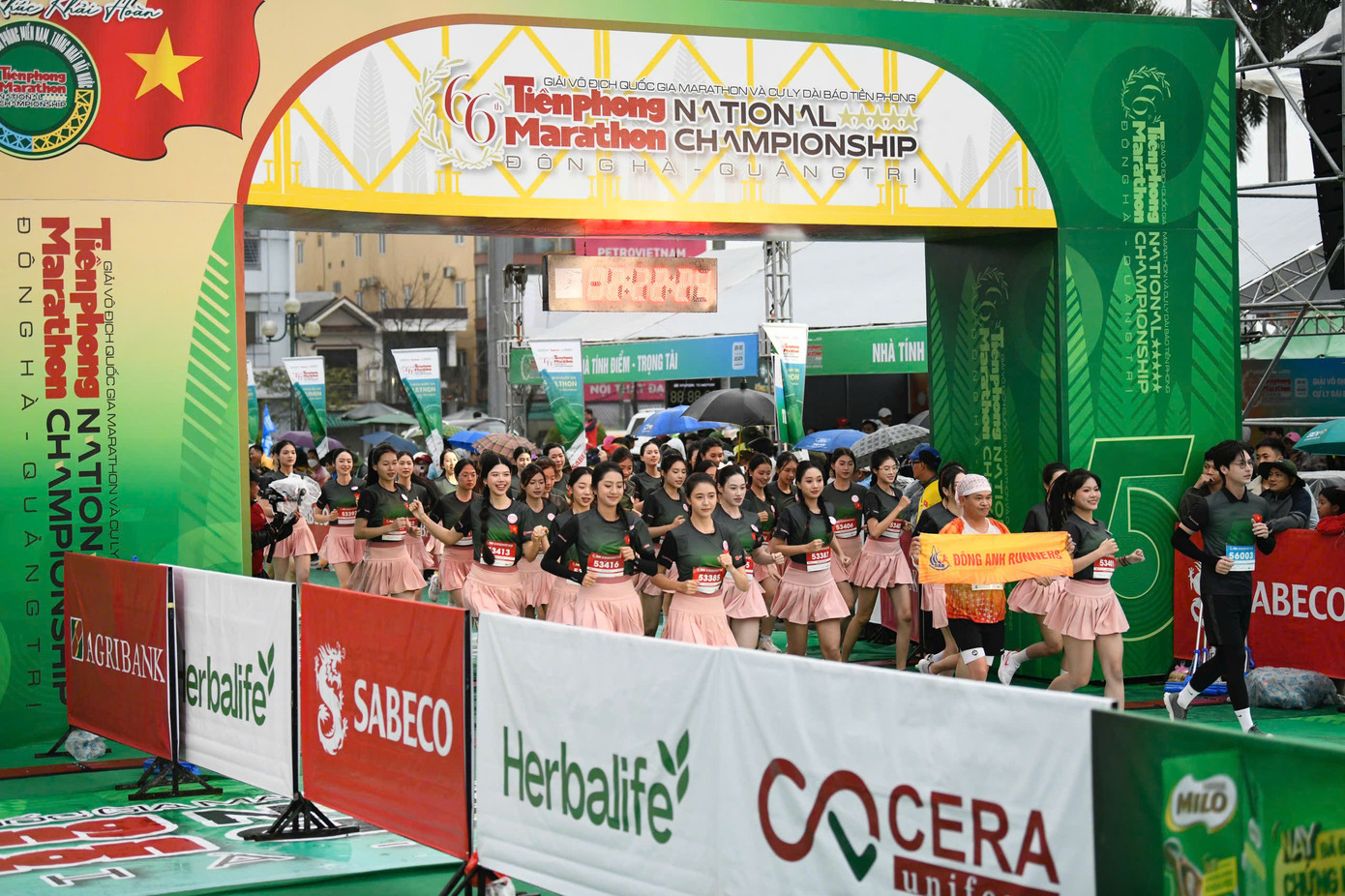 Tinh thần 'vượt nắng thắng mưa' trên đường chạy Tiền Phong Marathon ảnh 114 Tinh thần 'vượt nắng thắng mưa' trên đường chạy Tiền Phong Marathon ảnh 114