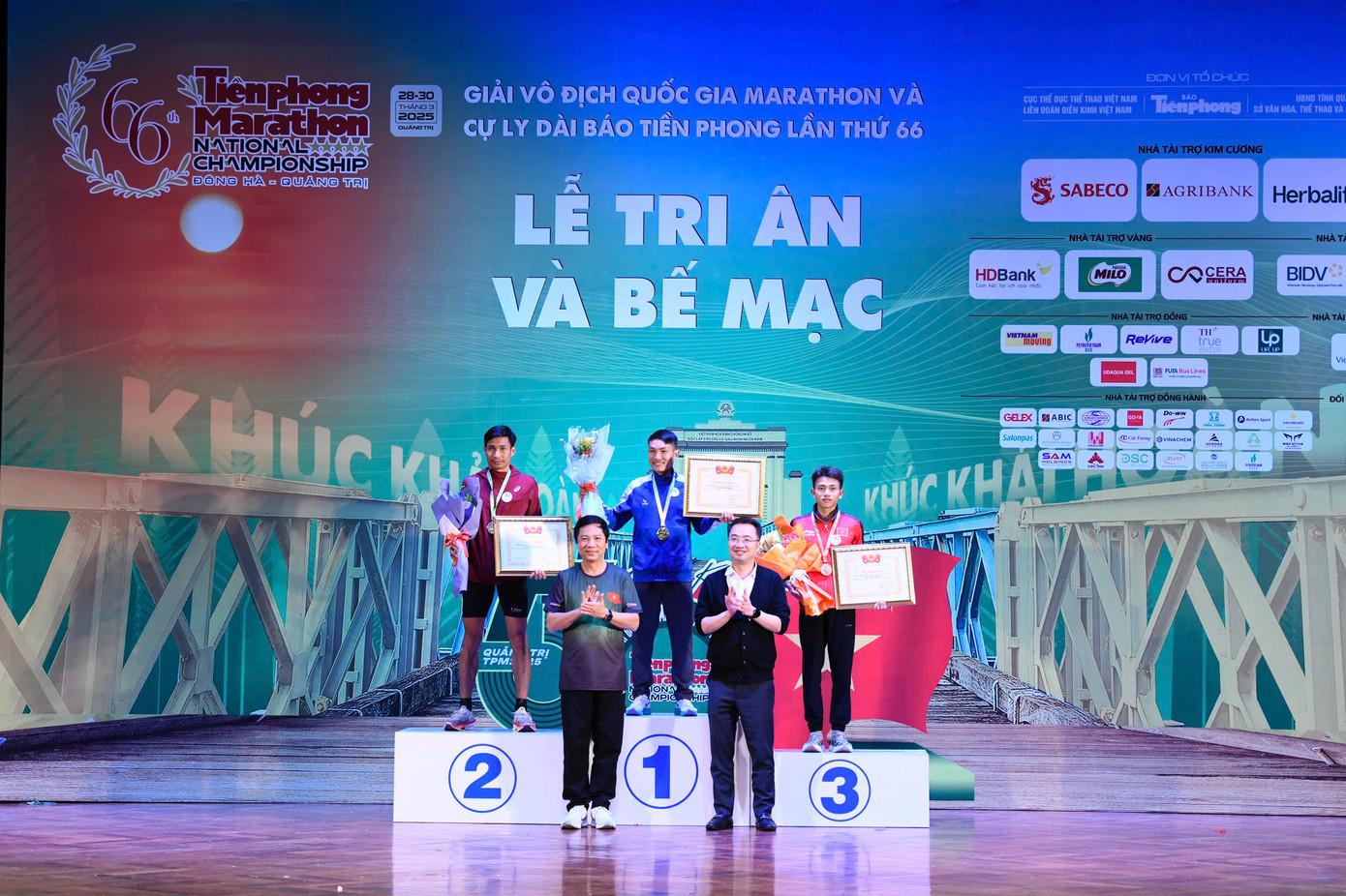 Tinh thần 'vượt nắng thắng mưa' trên đường chạy Tiền Phong Marathon ảnh 144 Tinh thần 'vượt nắng thắng mưa' trên đường chạy Tiền Phong Marathon ảnh 144