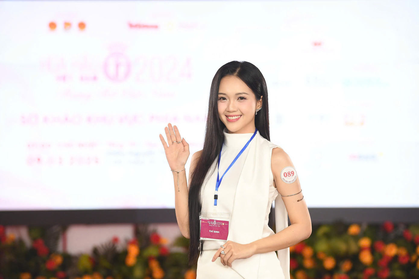 Thí sinh Nguyễn Hoàng Mỹ Vân (TPHCM) hiện là MC song ngữ tự do và trợ giảng tại Trung tâm ngoại ngữ CEFALT. Cô cho biết Hoa hậu Việt Nam năm 2024 là cơ hội để bước qua vùng an toàn của bản thân.