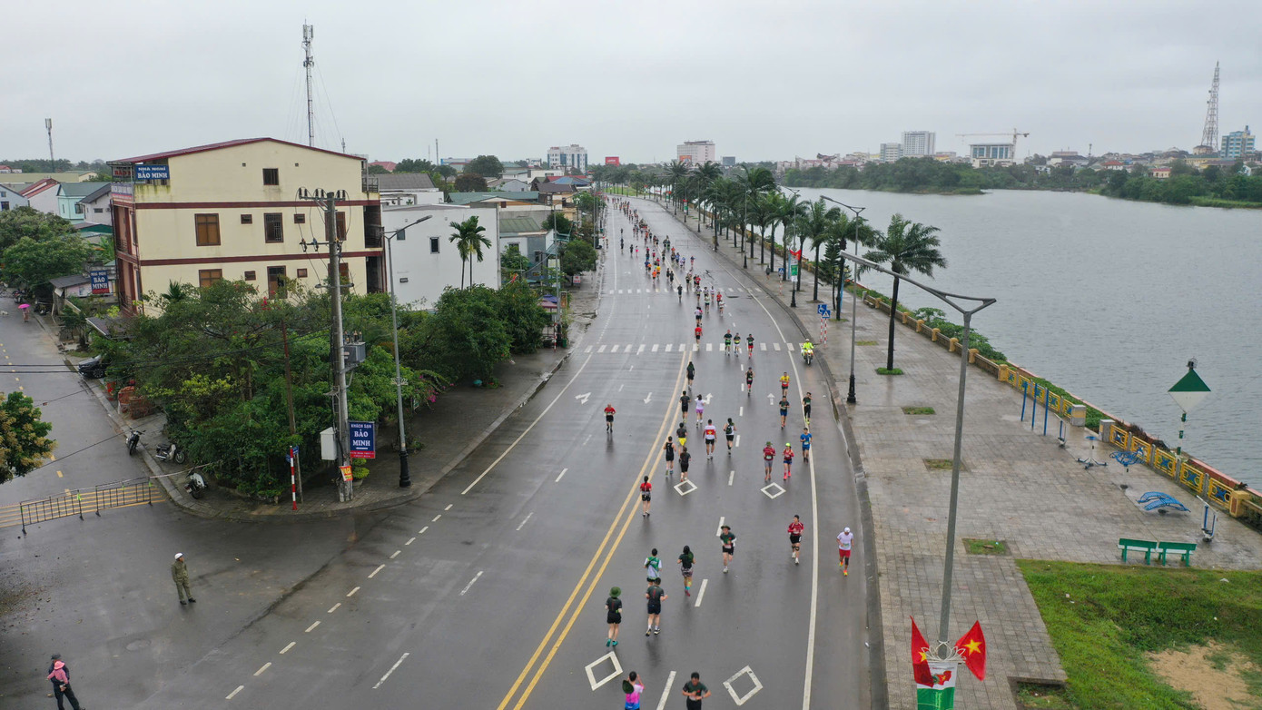 Tinh thần 'vượt nắng thắng mưa' trên đường chạy Tiền Phong Marathon ảnh 100 Tinh thần 'vượt nắng thắng mưa' trên đường chạy Tiền Phong Marathon ảnh 100