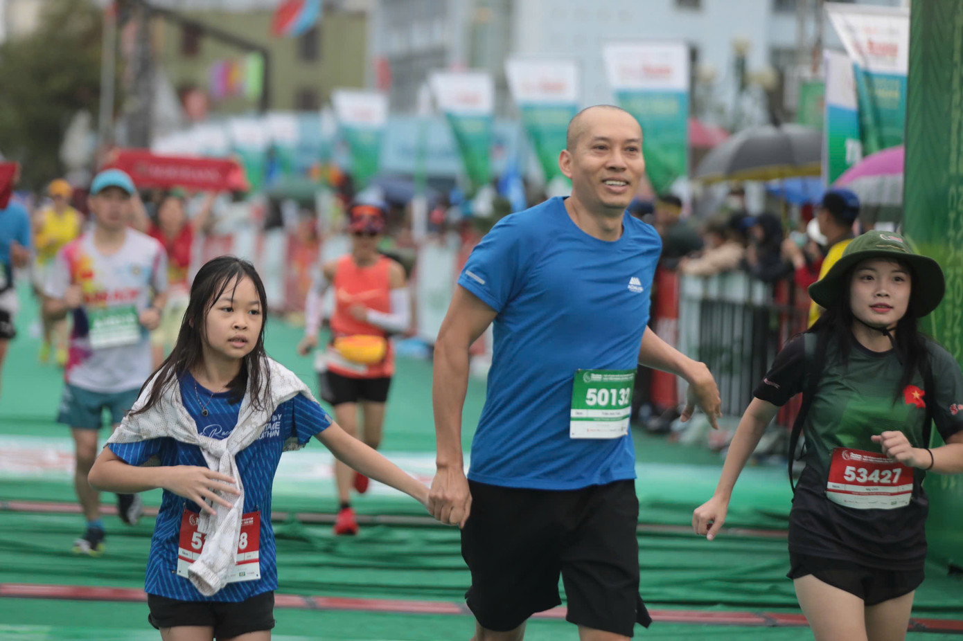 Tinh thần 'vượt nắng thắng mưa' trên đường chạy Tiền Phong Marathon ảnh 131 Tinh thần 'vượt nắng thắng mưa' trên đường chạy Tiền Phong Marathon ảnh 131