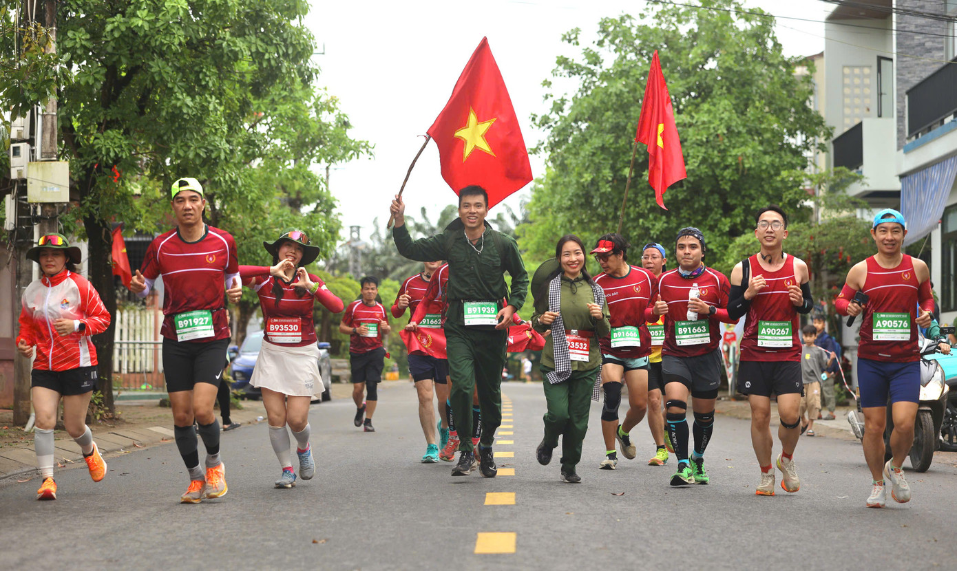 Tinh thần 'vượt nắng thắng mưa' trên đường chạy Tiền Phong Marathon ảnh 150 Tinh thần 'vượt nắng thắng mưa' trên đường chạy Tiền Phong Marathon ảnh 150