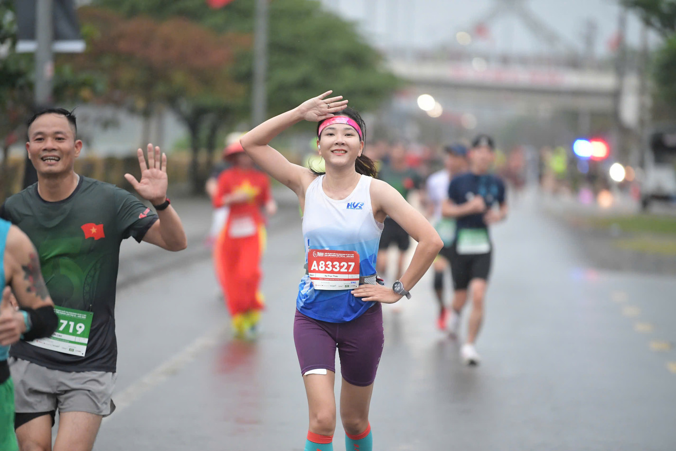 Tinh thần 'vượt nắng thắng mưa' trên đường chạy Tiền Phong Marathon ảnh 83 Tinh thần 'vượt nắng thắng mưa' trên đường chạy Tiền Phong Marathon ảnh 83