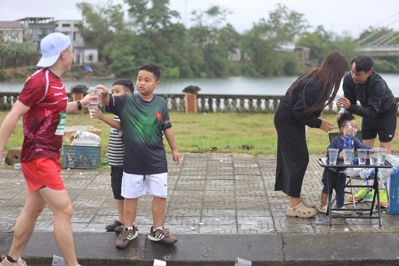 Tinh thần 'vượt nắng thắng mưa' trên đường chạy Tiền Phong Marathon ảnh 138 Tinh thần 'vượt nắng thắng mưa' trên đường chạy Tiền Phong Marathon ảnh 138