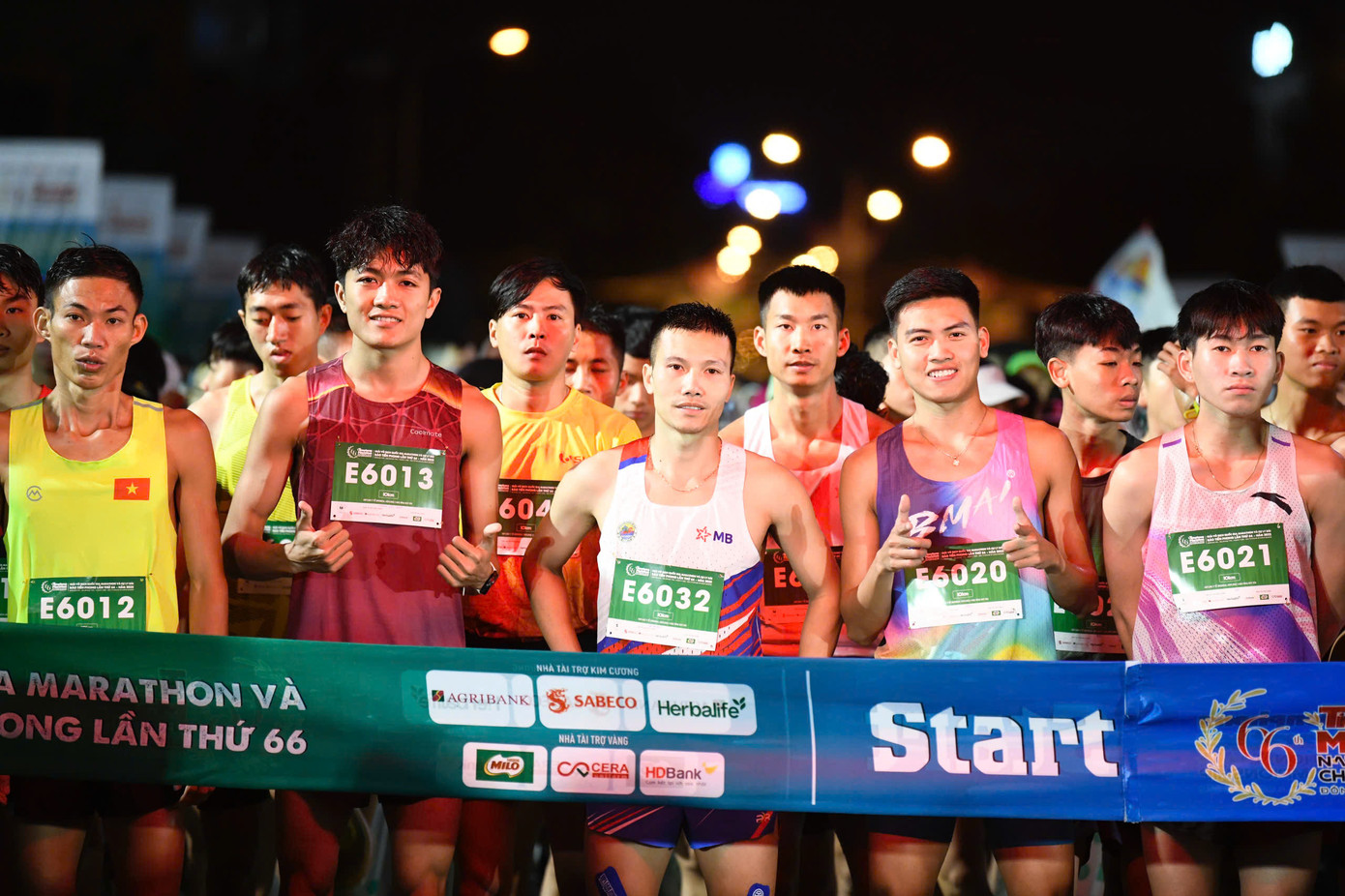 Tinh thần 'vượt nắng thắng mưa' trên đường chạy Tiền Phong Marathon ảnh 25 Tinh thần 'vượt nắng thắng mưa' trên đường chạy Tiền Phong Marathon ảnh 25