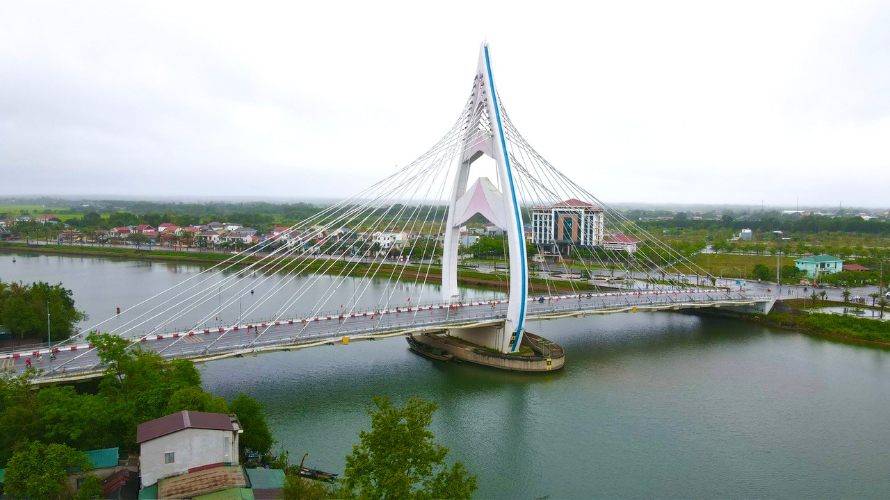 Tinh thần 'vượt nắng thắng mưa' trên đường chạy Tiền Phong Marathon ảnh 127 Tinh thần 'vượt nắng thắng mưa' trên đường chạy Tiền Phong Marathon ảnh 127