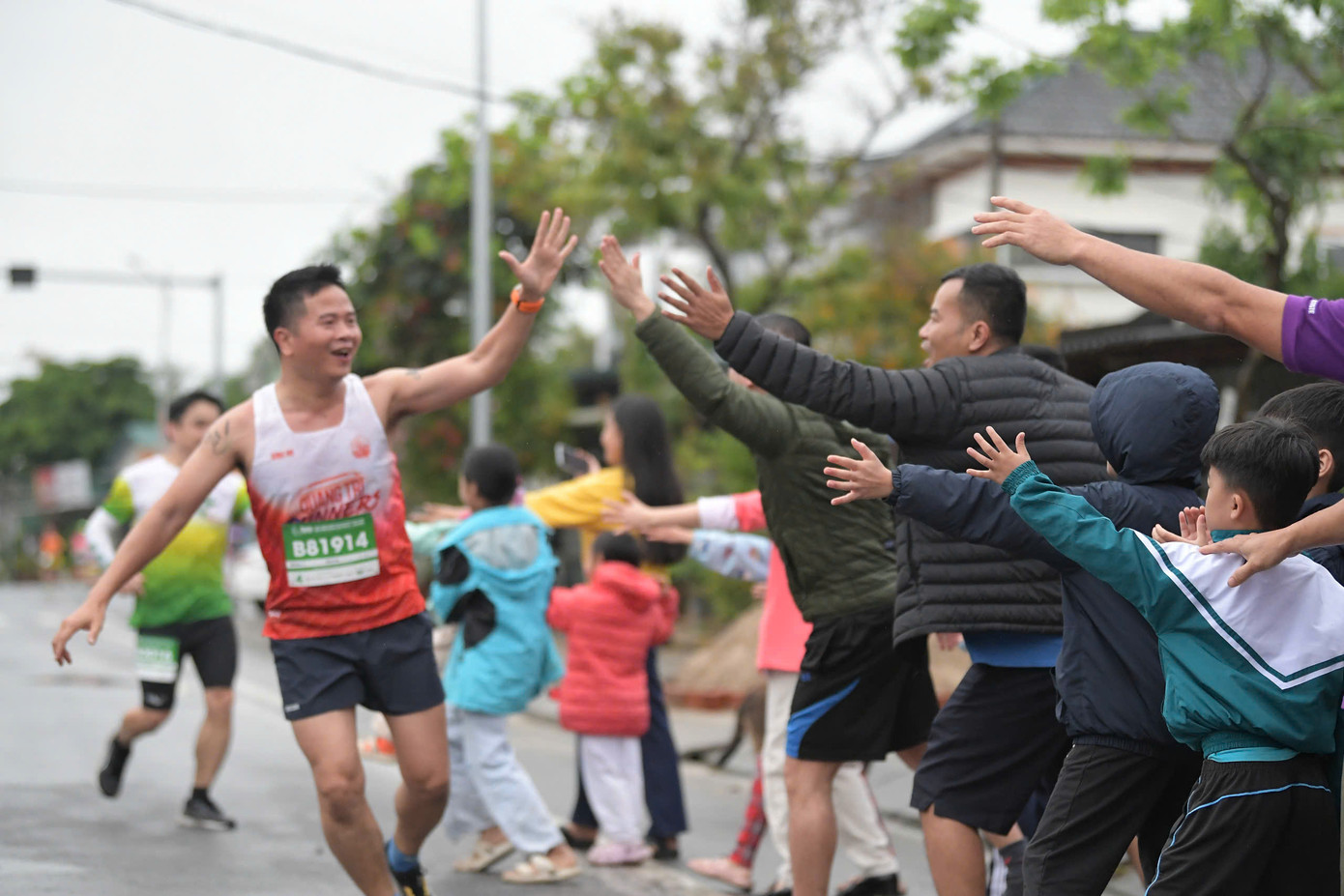 Tinh thần 'vượt nắng thắng mưa' trên đường chạy Tiền Phong Marathon ảnh 88 Tinh thần 'vượt nắng thắng mưa' trên đường chạy Tiền Phong Marathon ảnh 88