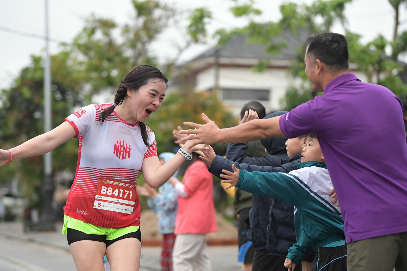 Tinh thần 'vượt nắng thắng mưa' trên đường chạy Tiền Phong Marathon ảnh 91 Tinh thần 'vượt nắng thắng mưa' trên đường chạy Tiền Phong Marathon ảnh 91