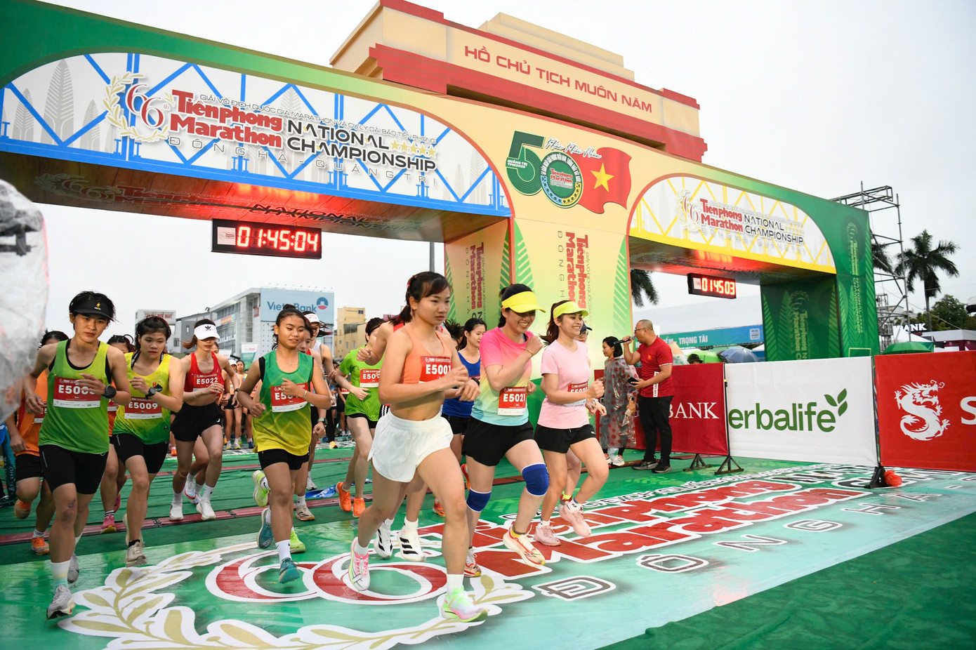 Tinh thần 'vượt nắng thắng mưa' trên đường chạy Tiền Phong Marathon ảnh 79 Tinh thần 'vượt nắng thắng mưa' trên đường chạy Tiền Phong Marathon ảnh 79