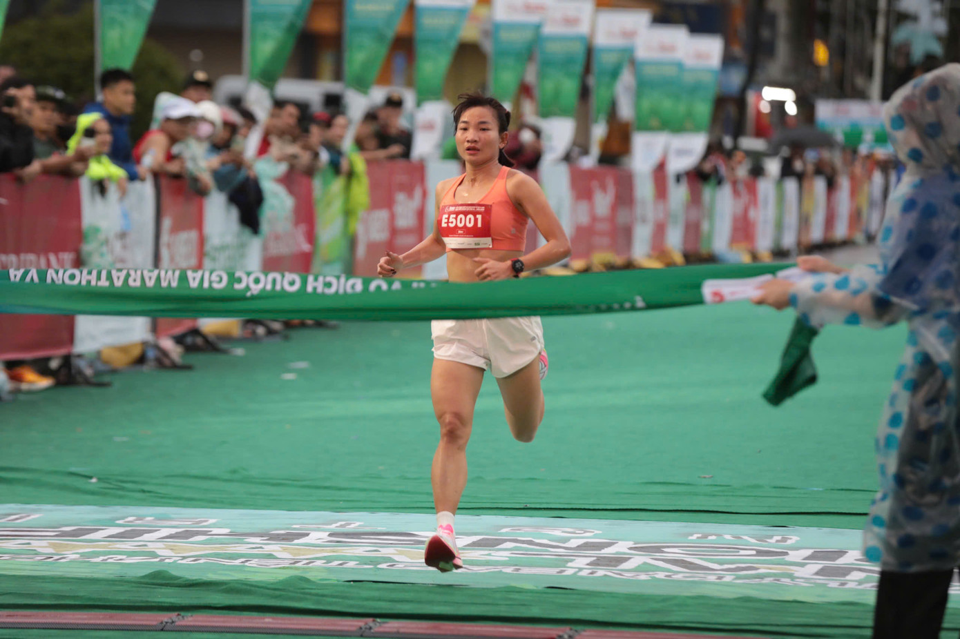 Tinh thần 'vượt nắng thắng mưa' trên đường chạy Tiền Phong Marathon ảnh 85 Tinh thần 'vượt nắng thắng mưa' trên đường chạy Tiền Phong Marathon ảnh 85