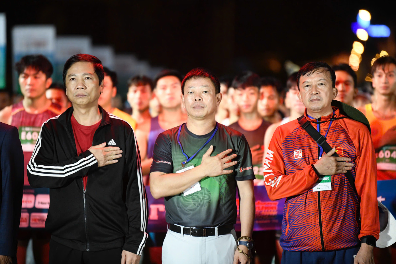 Tinh thần 'vượt nắng thắng mưa' trên đường chạy Tiền Phong Marathon ảnh 21 Tinh thần 'vượt nắng thắng mưa' trên đường chạy Tiền Phong Marathon ảnh 21