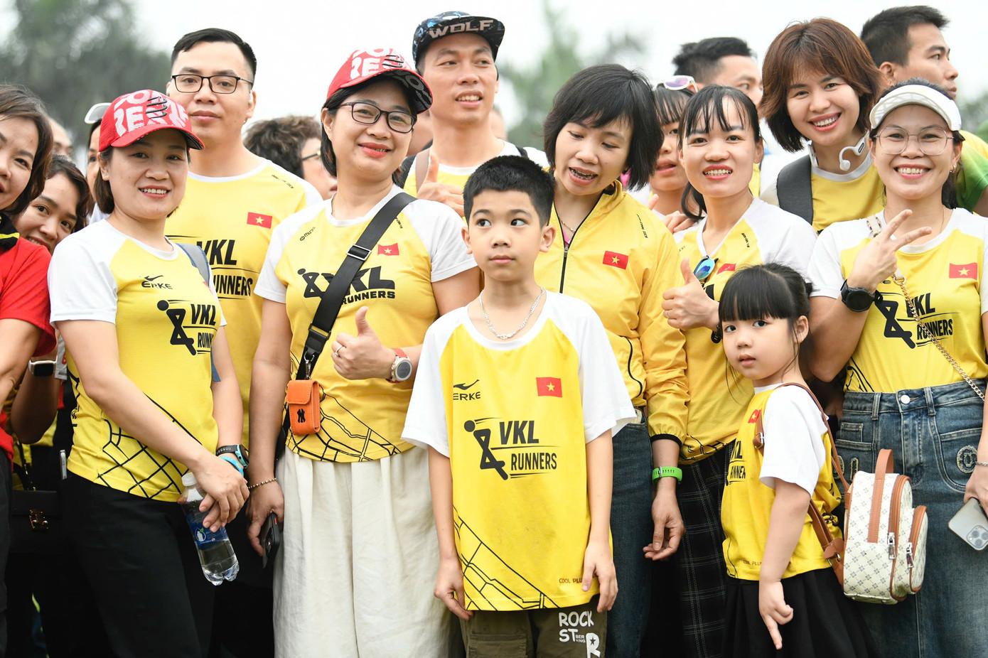 Các câu lạc bộ runner dự Lễ Thượng cờ và Lễ Khai mạc Giải Vô địch Quốc gia Marathon và cự ly dài báo Tiền Phong.