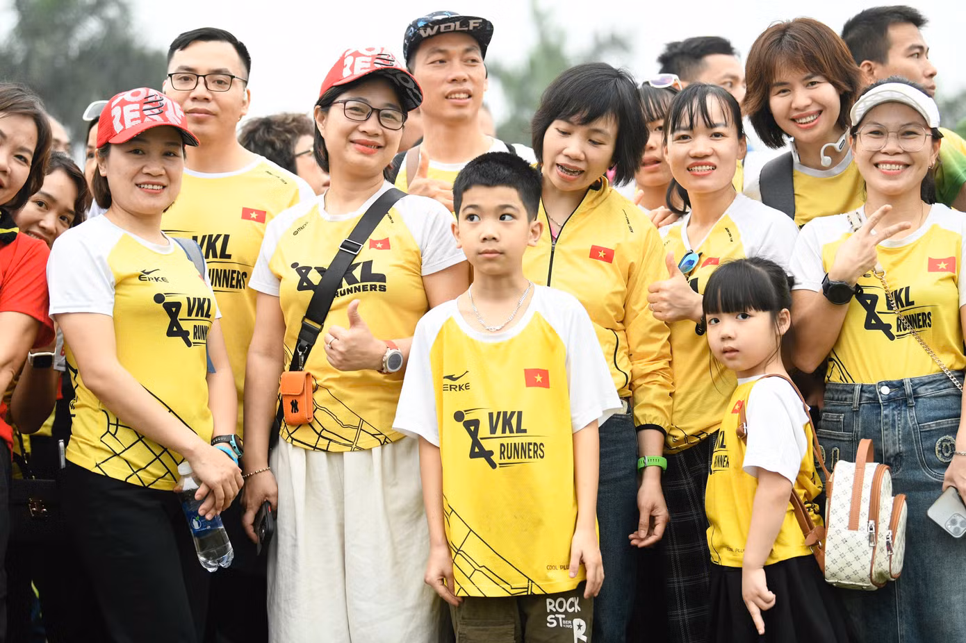 Các câu lạc bộ runner dự Lễ Thượng cờ và Lễ Khai mạc Giải Vô địch Quốc gia Marathon và cự ly dài báo Tiền Phong.