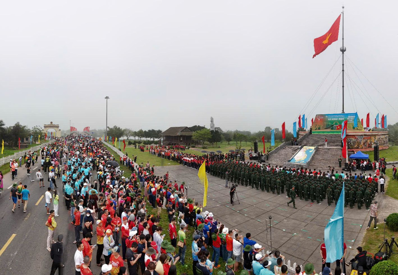 Trong không khí trang nghiêm, lá cờ Tổ quốc từ từ kéo lên trên cột cờ giới tuyến Hiền Lương – Bến Hải trong không khí thiêng liêng, xúc động của hàng nghìn vận động viên, người dân và du khách. Tại buổi lễ, các đại biểu dành một phút mặc niệm tưởng nhớ Chủ tịch Hồ Chí Minh và những người con ưu tú của quê hương, đất nước đã hy sinh xương máu vì độc lập tự do của Tổ quốc.