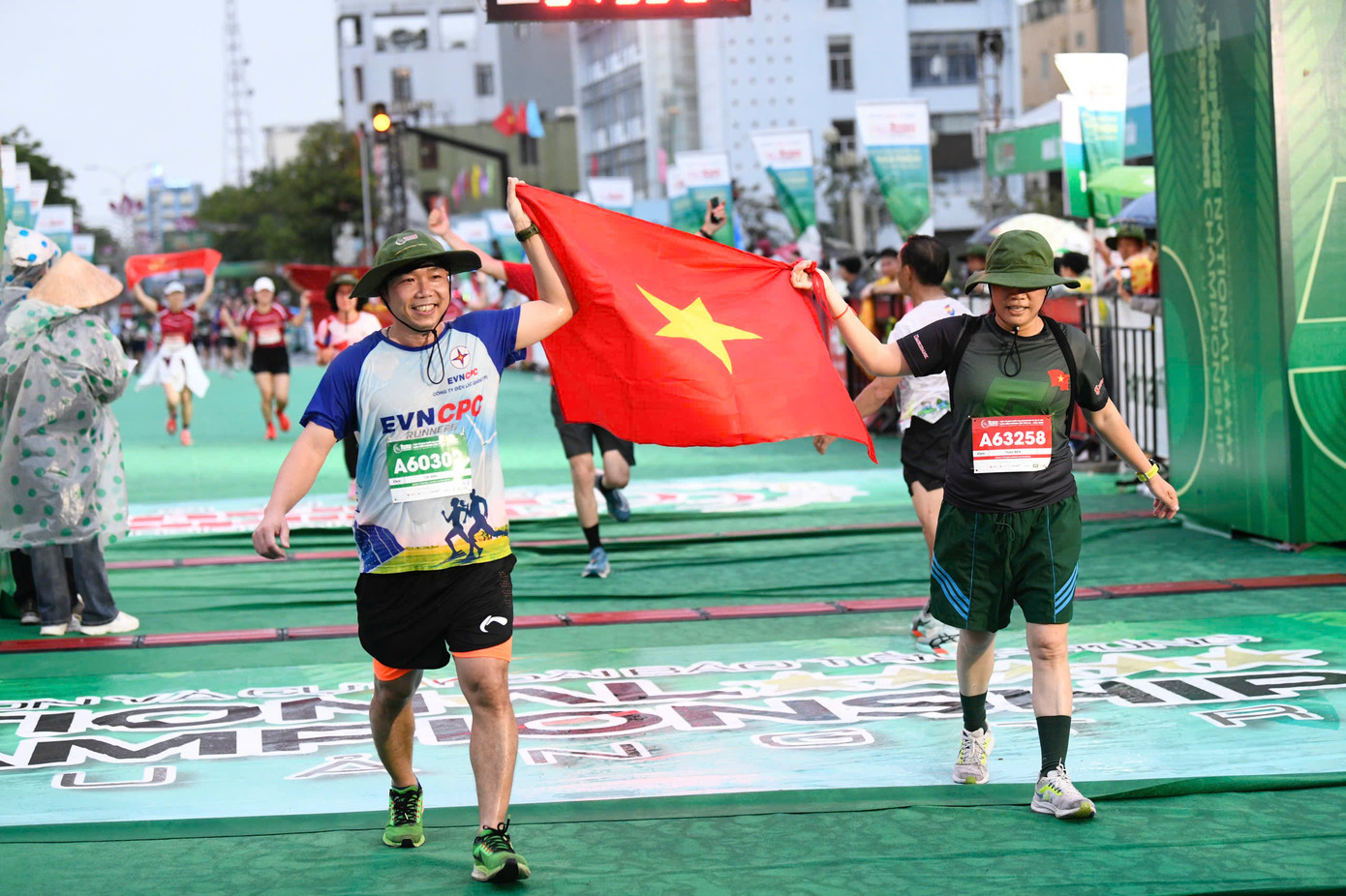 Tinh thần 'vượt nắng thắng mưa' trên đường chạy Tiền Phong Marathon ảnh 74 Tinh thần 'vượt nắng thắng mưa' trên đường chạy Tiền Phong Marathon ảnh 74