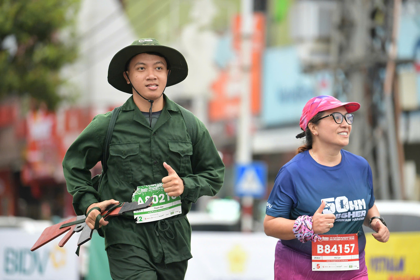 Tinh thần 'vượt nắng thắng mưa' trên đường chạy Tiền Phong Marathon ảnh 130 Tinh thần 'vượt nắng thắng mưa' trên đường chạy Tiền Phong Marathon ảnh 130
