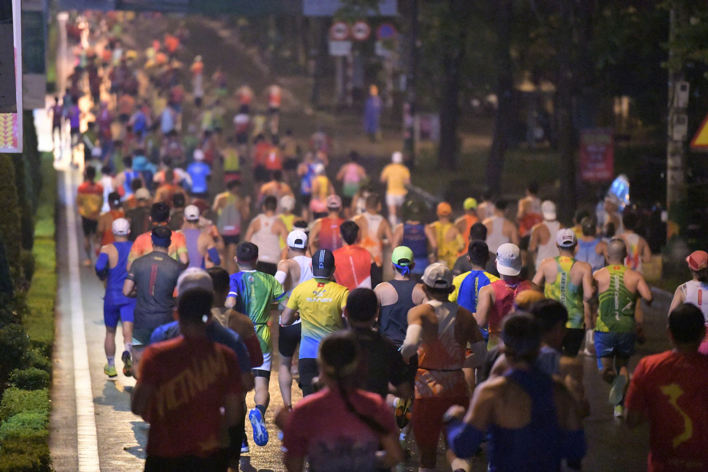 Tinh thần 'vượt nắng thắng mưa' trên đường chạy Tiền Phong Marathon ảnh 40 Tinh thần 'vượt nắng thắng mưa' trên đường chạy Tiền Phong Marathon ảnh 40