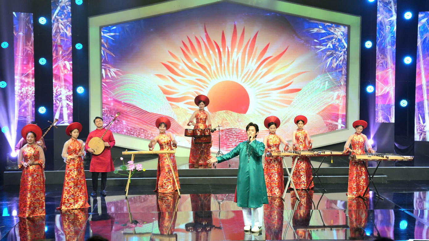 Tiết mục ca nhạc “Thịnh vượng Việt Nam sáng ngời” do ca sĩ Bùi Trường Linh và dàn nhạc dân tộc thể hiện mở đầu lễ trao giải thưởng. Tiết mục ca nhạc “Thịnh vượng Việt Nam sáng ngời” do ca sĩ Bùi Trường Linh và dàn nhạc dân tộc thể hiện mở đầu lễ trao giải thưởng.