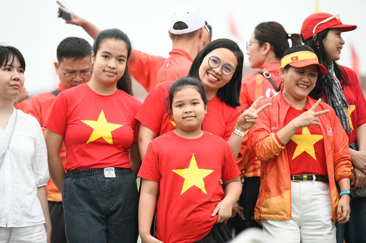 Người dân tỉnh Quảng Trị hưởng ứng Lễ Thượng cờ và Lễ Khai mạc Giải Vô địch Quốc gia Marathon và cự ly dài báo Tiền Phong.