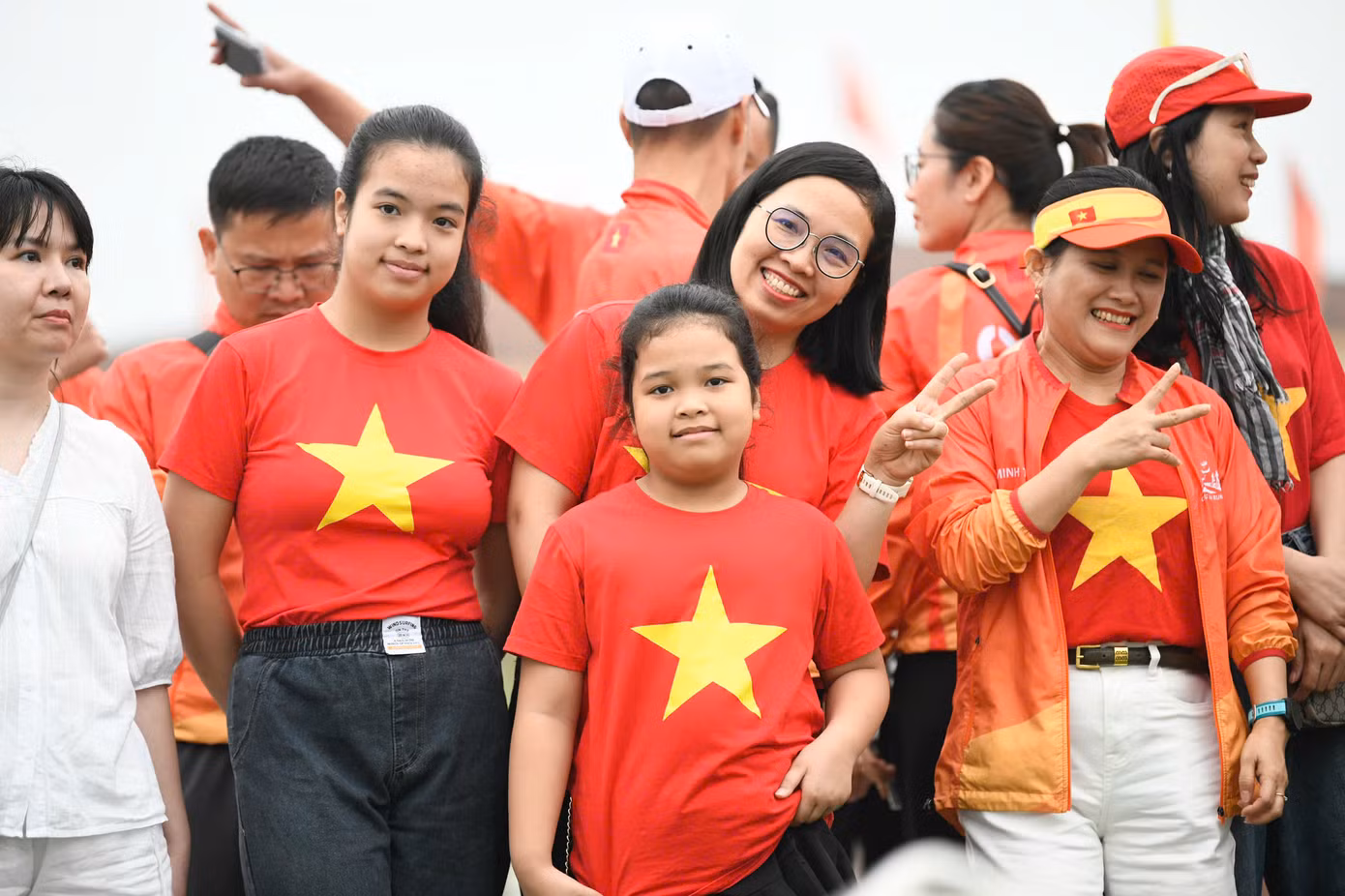 Người dân tỉnh Quảng Trị hưởng ứng Lễ Thượng cờ và Lễ Khai mạc Giải Vô địch Quốc gia Marathon và cự ly dài báo Tiền Phong.