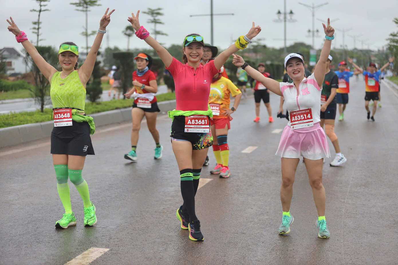 Tinh thần 'vượt nắng thắng mưa' trên đường chạy Tiền Phong Marathon ảnh 95 Tinh thần 'vượt nắng thắng mưa' trên đường chạy Tiền Phong Marathon ảnh 95