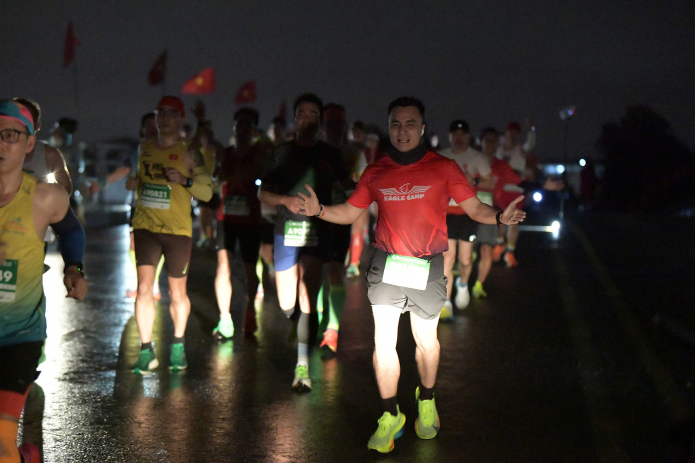 Tinh thần 'vượt nắng thắng mưa' trên đường chạy Tiền Phong Marathon ảnh 54 Tinh thần 'vượt nắng thắng mưa' trên đường chạy Tiền Phong Marathon ảnh 54