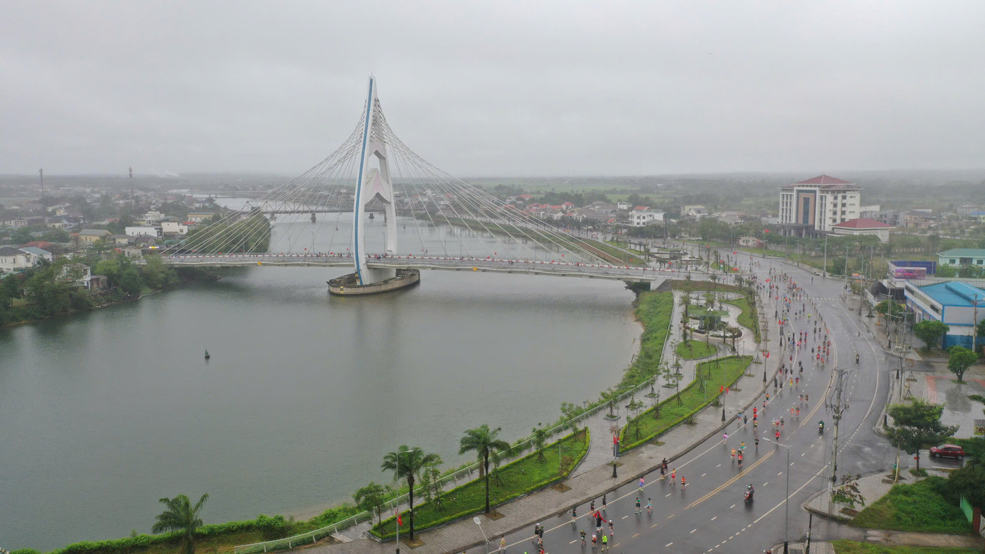 Tinh thần 'vượt nắng thắng mưa' trên đường chạy Tiền Phong Marathon ảnh 98 Tinh thần 'vượt nắng thắng mưa' trên đường chạy Tiền Phong Marathon ảnh 98