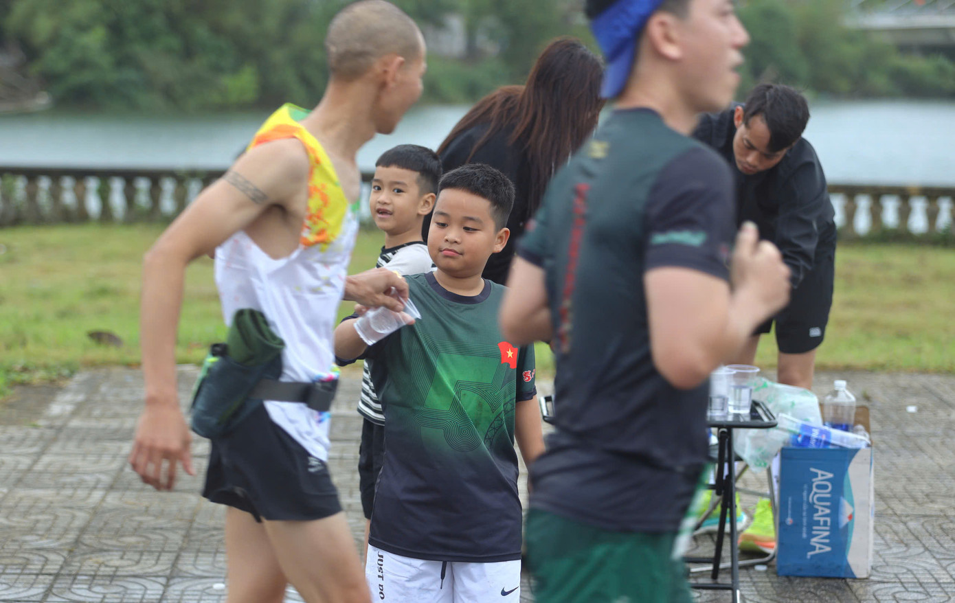 Tinh thần 'vượt nắng thắng mưa' trên đường chạy Tiền Phong Marathon ảnh 139 Tinh thần 'vượt nắng thắng mưa' trên đường chạy Tiền Phong Marathon ảnh 139