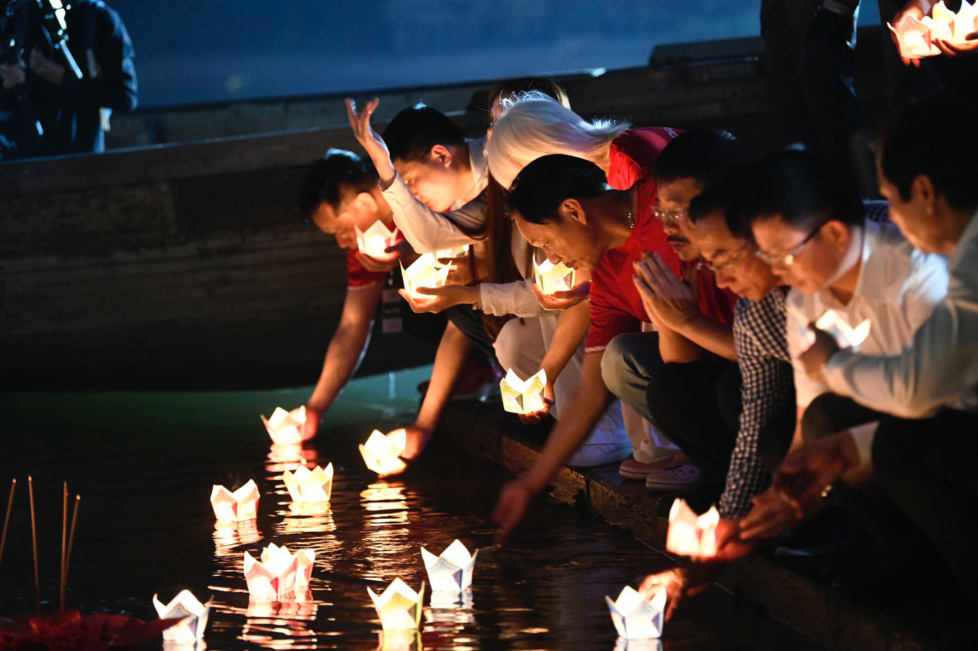 Nhà báo Phùng Công Sưởng - Tổng Biên tập báo Tiền Phong, thả hoa đăng trên dòng Thạch Hãn tưởng nhớ và tri ân các Anh hùng liệt sĩ.