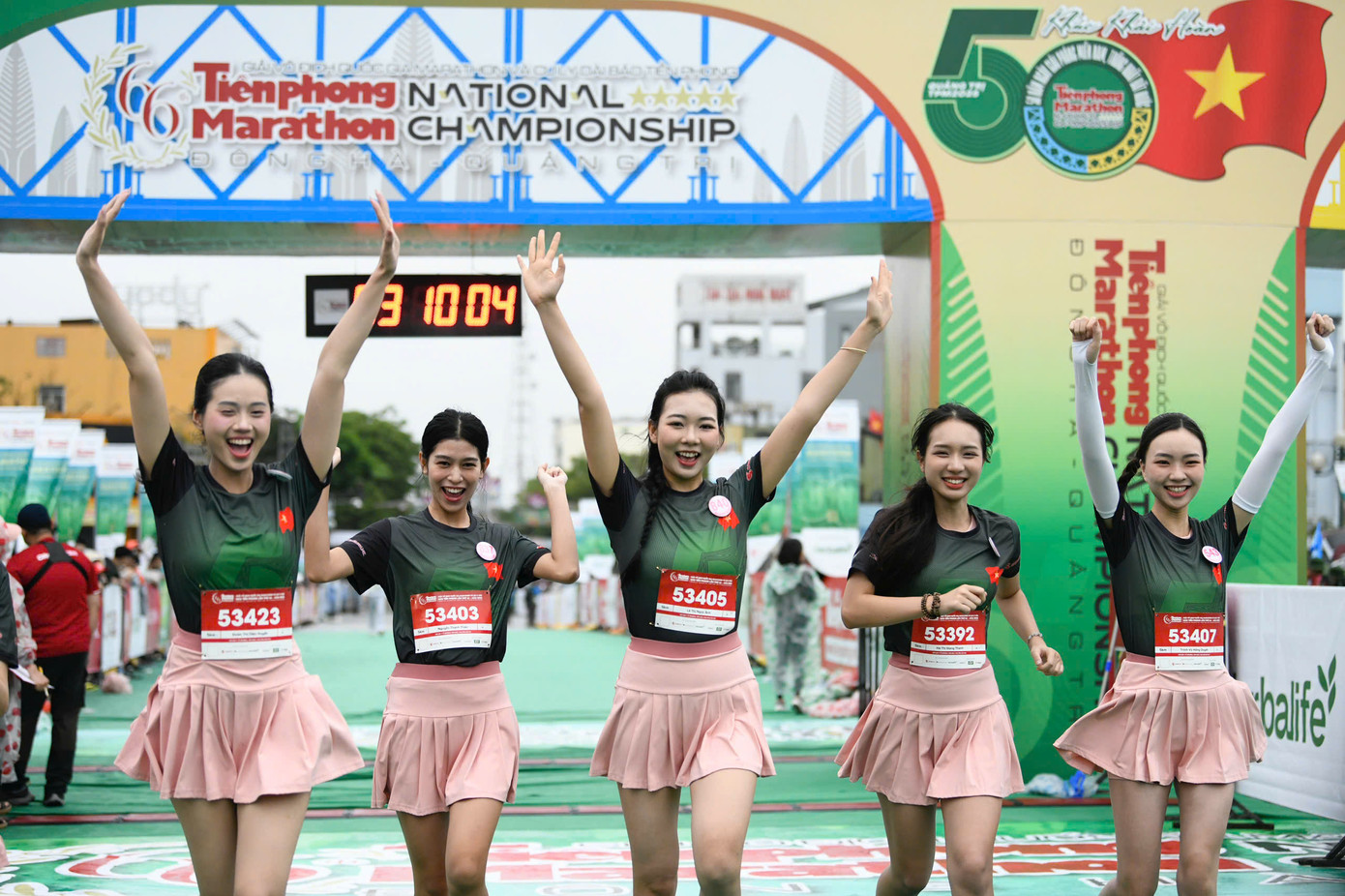 Tinh thần 'vượt nắng thắng mưa' trên đường chạy Tiền Phong Marathon ảnh 121 Tinh thần 'vượt nắng thắng mưa' trên đường chạy Tiền Phong Marathon ảnh 121